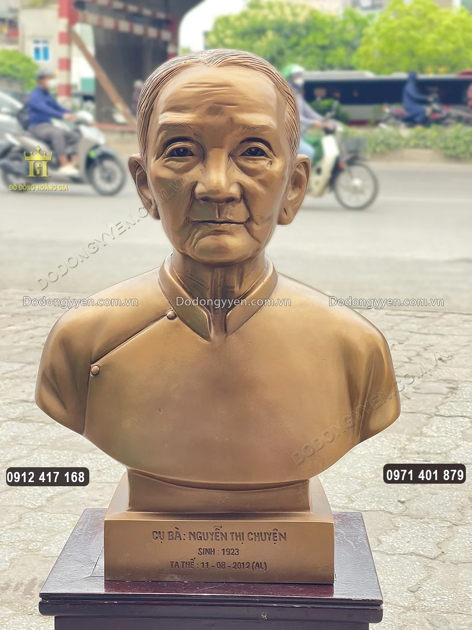 Bề mặt tượng được l&agrave;m m&agrave;u uy nghi&ecirc;m, cổ k&iacute;nh